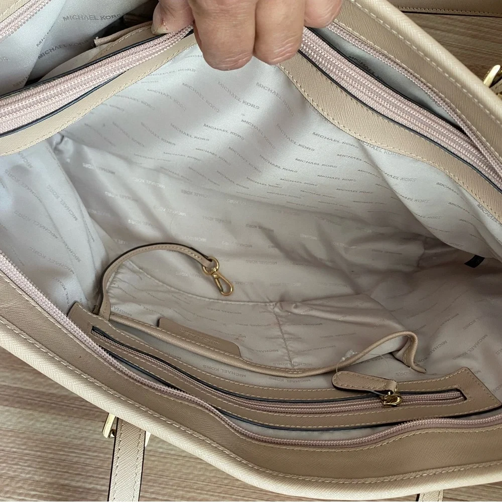 MICHAEL KORS JET SET TRAVEL MULTIFUNCTION LEATHER SHOULDER TOTE BAG CAMEL - Picture 12 of 13